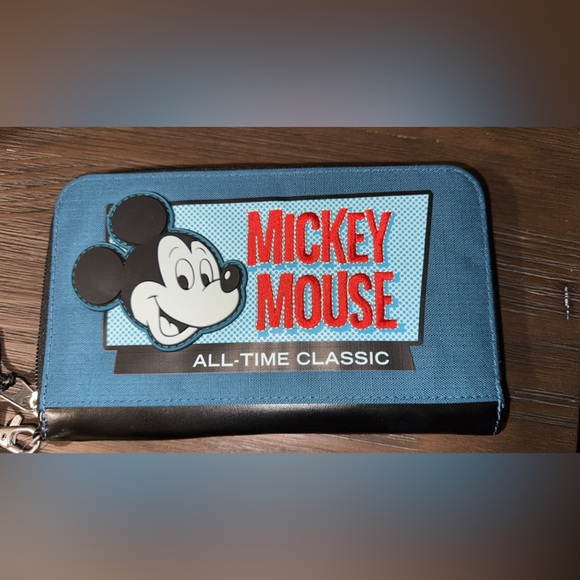 Disney Parks Mickey Mouse ''All-Time Classic'' Wrist Wallet NWT 🫶🏼❤️🫶🏼 SALE 🤗 - Picture 2 of 10